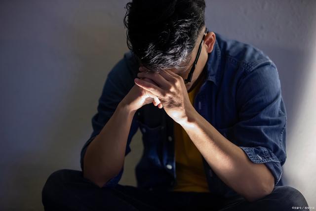 妻子給死人生孩子后，讓我開99輛邁巴赫跟她復(fù)婚